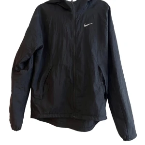 Nike windbreaker  - Nike Running Windbreaker. Storlek S, använd mycket men inga flaws. Funkar bra som vanlig jacka & som löpar jacka. PM för fler bilder eller frågor. 