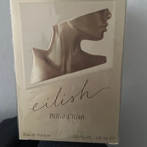 Billie eilish parfym  - Säljer denna populära parfymen från billie eilish i 100ml. Oöppnad. Plasten är på. Säljer då jag fick den i present men hade redan parfymen sen innan. 💗