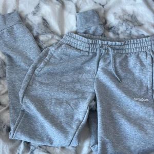Mjukis från Adidas - Jättesköna mjukis från Adidas. Bra skick!
