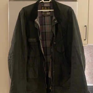 Barbour international - Säljer denna mycket fina och sparsamt använda Barbour International oljerock/jacka i strl M