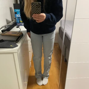 Low waist straight - Säljer mina gina jeans som köptes för ungefär 1 år sedan men som knappt är använda. Är 167 som referens. Lägger upp igen med nya bilder. Pris kan självklart diskuteras