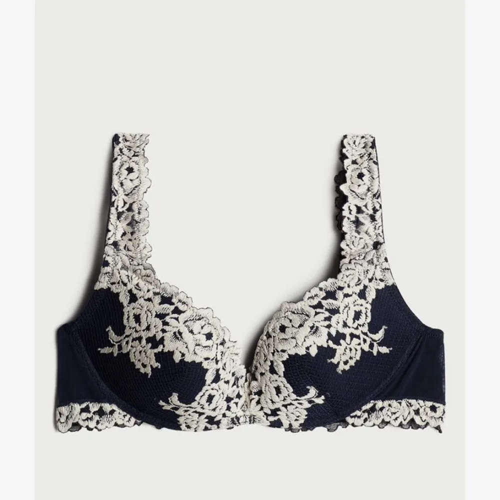 Blå och vit intimissimi bh, helt oanvänd med prislappar kvar då den tyvärr var för liten för mig. Köpt på Zalando för 629kr.. Övrigt.