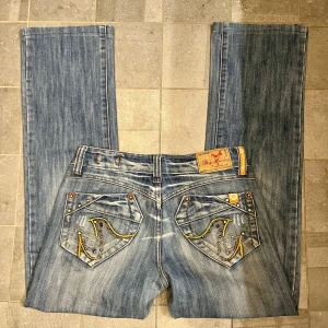 Lågmidjade jeans  - Skitsnygga Lågmifjade bootcut jeans med coola detaljer! Midjemått 35cm innerbenslängd 75 cm❤️‍🔥❤️‍🔥