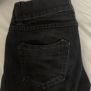 Lågmidjade jeans  - Ja säljer nu lite olika Lågmidjade jeans i samma storlek men ja vet tyvärr inte vilken exakt storlek de är. Skriv för mer bilder, info eller mått🩷
