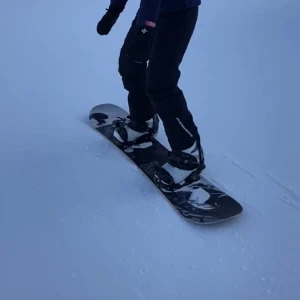 Snowboard 158 - Säljer motvilligt denna fräna bräda då jag insett att den är lite för lång för mig. Köpte den av en kille som aldrig hade använt den och jag har endast använt den 1 säsong. Möts endst upp (ej frakt) Hör av er med frågor så svarar jag så fort jag kan!