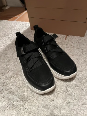 Svarta skor  - Knappt använda, storlek 41 