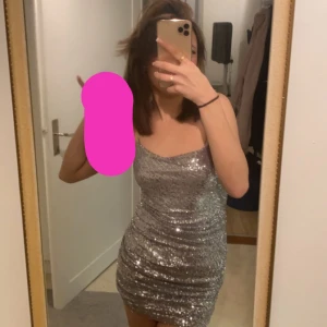Klänning - Säljer denna silver paljett klänning från Bikbok, perfekt nu inför nyår!🥰