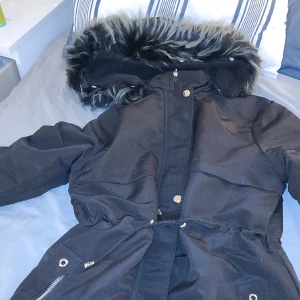 Vinter jacka - Vinter jacka köpt i Chile. Använd 2 gånger säljer den pga den är för lång för mig. 