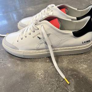 Helt nya Arigato Sneakers. Finns inte så många av denna modell.  Dustbag ingår. Produktnamn är ”Clean 90 Triple Bird Sneaker ”  