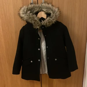 Kappa/fin jacka - För 140 cm märke Zara Girls i fint skick! Svart med luva