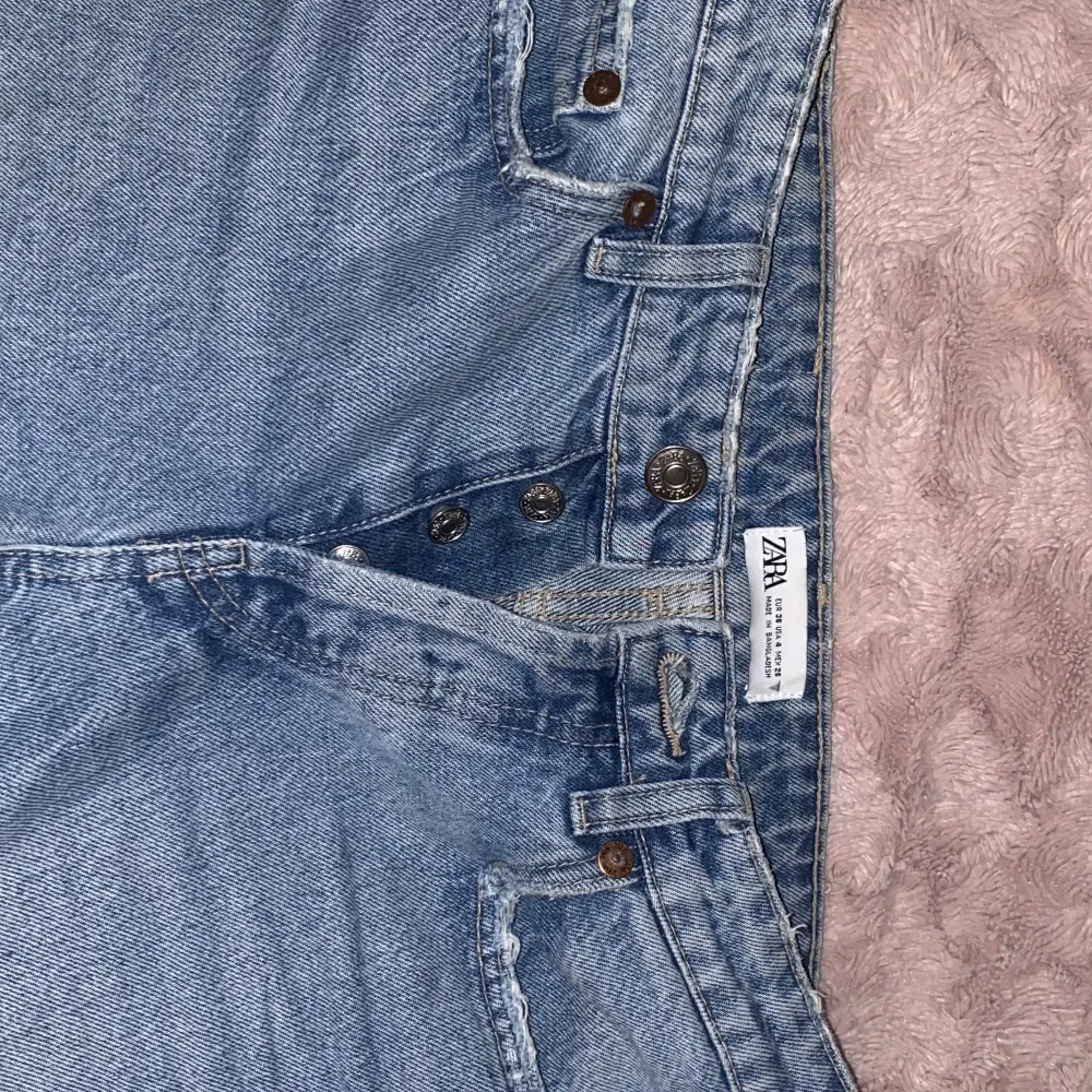 Jag säljer mina fina ljusblå jeans ifrån zara då dom inte kommer till användning längre❤️Byxorna är i storlek 36😊. Jeans & Byxor.