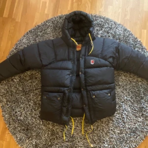 Fjällräven jacka  - Använd Inga skador Mycket stor i storlek 