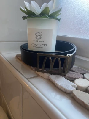 McDonalds Bälte - McDonalds Bälte! Funkar perfekt för att vara lite rolig på tiktok eller inför dina vänner. Bälte är justerbart så funkar för alla storlekar och kroppar😁