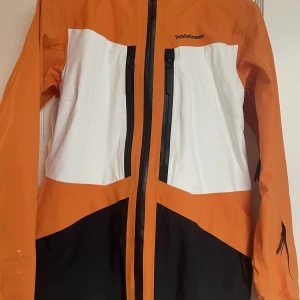 Skidställ i Gore tex - Ett skalställ från Peak Performance, det är väl skött och inte använt i mer än ett fåtal gånger! Nypris ca 10 000. Pris kan diskuteras❣️