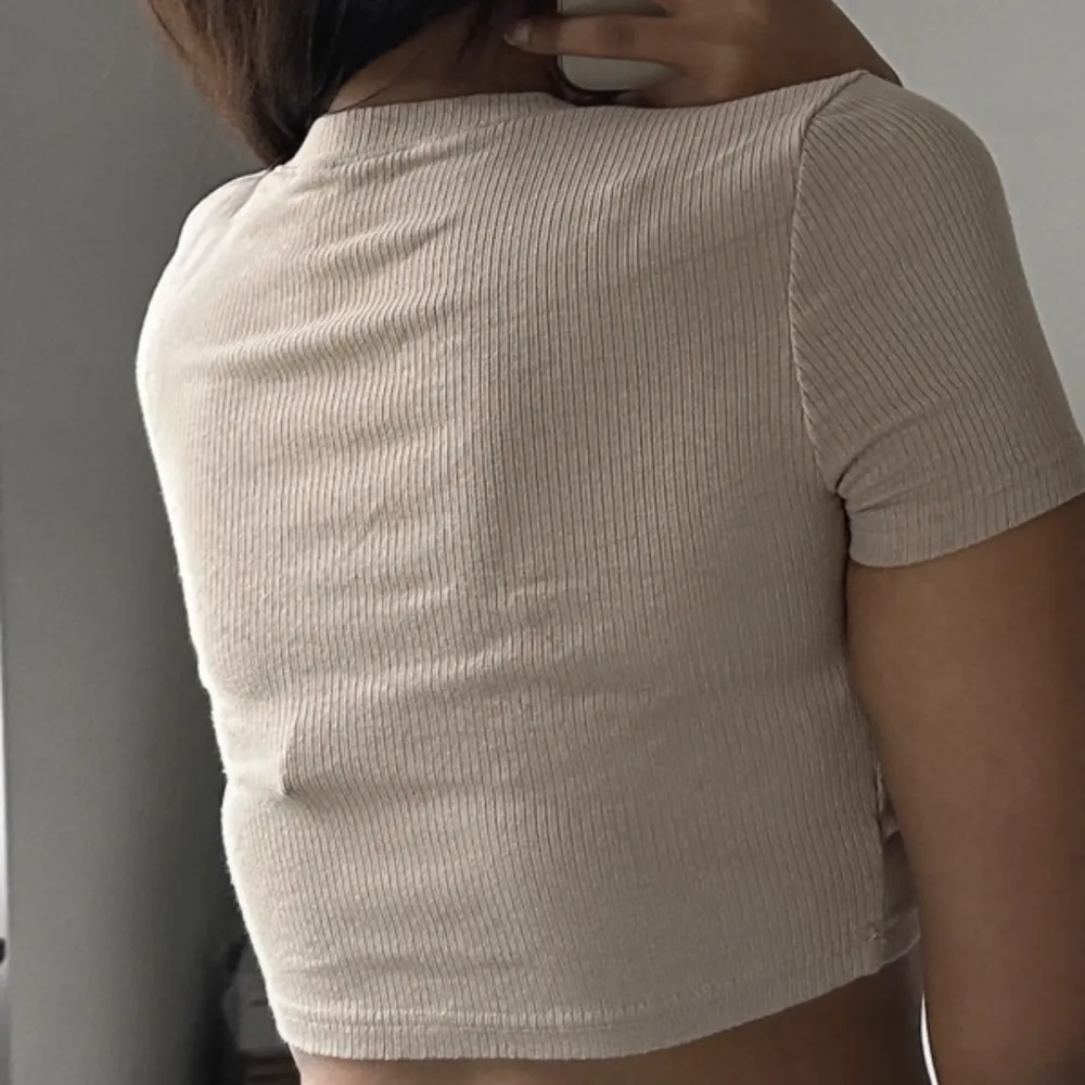 Beige crop topp från Shein. Säljer för 30kr 🥰. Toppar.