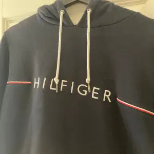 Mörkblå Tommy Hilfiger hoddie välanvänd skick 6/10 strl M