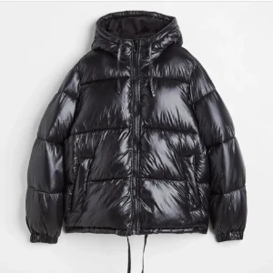 Pufferjacka från H&M - Funderar på att sälja den populära vinterjackan från H&M. I mycket fint skick! Storlek S. Vid intresse kan jag skicka egna bilder! 🩷