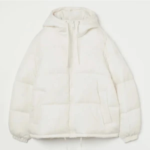 Vinterjacka - Säljer min super fina vinterjacka/dunjacka från hm. Köpt för några år sedan, inte använd så mycket men har några smink fläckar på insidan (hör av er om ni vill ha bilder). Jackan är slutsåld och går inte att få tag på ❤️ Storlek XS men passar upp till M 💕