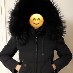 Cedrico jacka  - Cedrico vinter jacka  Liten del på fickan är lite sliten i övrigt är jackan i jätte fint skick endast använd 1 vinter 