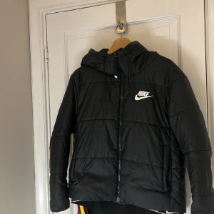 Nike puffer jacka - Bra kvalite, använd ganska mycket men spelar ingen roll om man tänker på skicket.