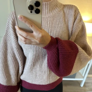 Stickad halvpolo - Gammelrosa/vinröd i perfekt skick. Stora ärmar och mjuk skön kvalité. Från Trendyol (Nelly). Stl XS.