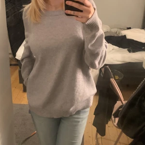 grå stickad tröja - från vila, lite stor på mej som har s/xs men den sitter som en M❤️