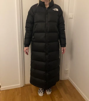 Lång dunjacka  - Lång dunkappa från North Face. Fint skick. Inga skador. 