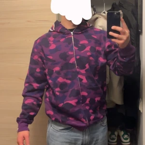 Bape shark zip hoodie purple - Oanvänd. topp kvalite säljer endast för det inte längre är min stil. 