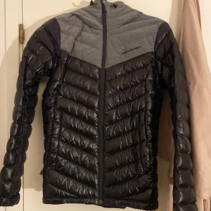 Peak Performance Jacka - Supersnygg, varm och bekväm Peak performance dam jacka i storlek S! Köpt för två år sedan men har aldrig kommit till användning. Skickat på jackan är alltså som ny! Nypris 2299!