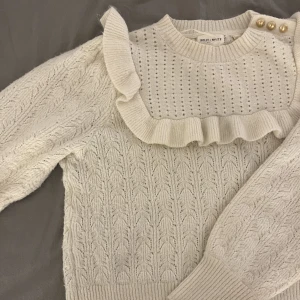 Stickad tröja - säljer denna jättefina stickade tröja från hollister! Den är i storlek XL men mera som M-L. Använd nåra gånger, väldigt bra skick!