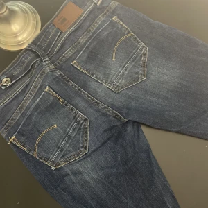 G-star jeans  - G-star jeans i mycket bra skick! Stort sätt oanvända! Storlek: 26/32 Nypris: 1599kr Mitt pris Mitt pris: 699
