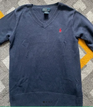 Ralph lauren tröja - Säljer den här tröjan BILLIGT då den inte används🔥, tröjan är i gott skick och pris kan även diskuteras👊