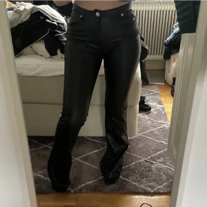 Skinnbyxor stl xs/34 zara - Utsvängda skinnbyxor med fickor från zara stl xs/34. Fint skick!💕