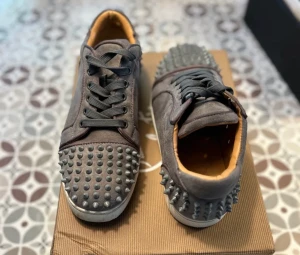 Grå Christian Louboutin skor - Grå Christian Louboutin skor till salu    Kan byta också    (OBS äkta men 3 spikar saknas 