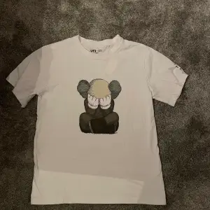 T-shirt från kaws x uniqlo Kollektionen som jag aldrig använt.  Japansk Sizing så den sitter som en medium   Kan även inte garantera autenticiteten därav låga priset.