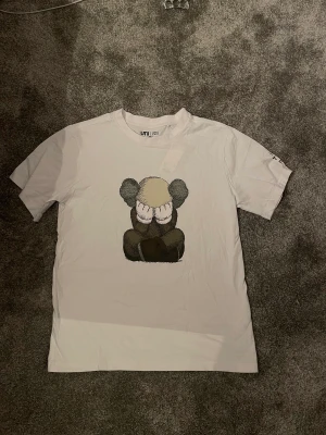 Kaws x uniqlo  - T-shirt från kaws x uniqlo Kollektionen som jag aldrig använt.  Japansk Sizing så den sitter som en medium   Kan även inte garantera autenticiteten därav låga priset.
