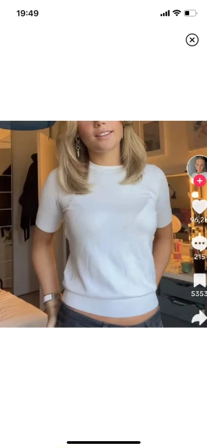 Zara topp - Vit zara topp som är slutsåld. Använd ett fåtal gånger och är i bra skick.💕💕