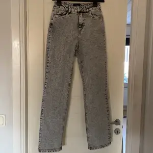 Ett par gråa jeans från Vero Moda i strl Eu25, L32