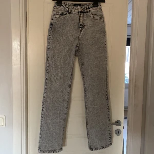 Jeans - Ett par gråa jeans från Vero Moda i strl Eu25, L32