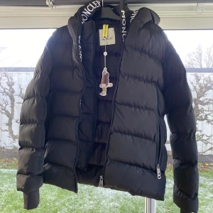 Moncler jacka😍 - En helt oanvänd äkta moncler jacka💝 Bara att skriva om för bilder och mått. Pris kan diskuteras vid snabb affär💞