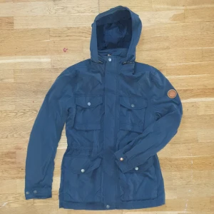 Timberland parka jacka - Luvan kan man lägga in (om man inte vill ha)  Style tb0a1kqt. Färgen blivit lite ljusare efter tvätt, annars i fint skick.