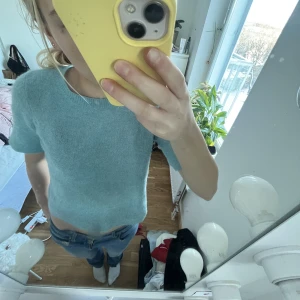 Stickad T-shirt  - Jätte fin stickad tröja med så fin ljusblå färg😍