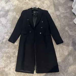 Säljer en jättesnygg svart kappa från Zara. Köpt för 2 år sedan för ca 2000. Den är sparsamt använd men har tyvärr blivit lite för liten för mig nu. Älskar verkligen denna och den är otroligt skön💞