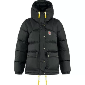 Fjällräven jacka - Säljer min jättefina fjällräven jacka. Köpte på plick men den var för stor för mig och därför säljer jag. Jackan är egentligen Xxs men passar S. Jackan har inga skador. Skriv för mer bilder🩷⭐️