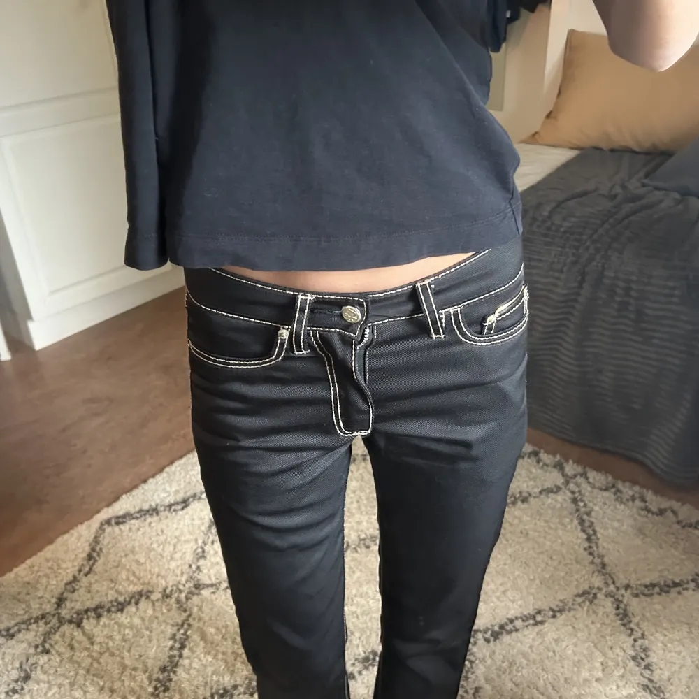 Säljer mina snygga Eytys jeans. Använda väldigt få gånger så de är i väldigt bra skick. De är i en mörkblå färg som nästan ser lite svart ut💙. Jeans & Byxor.