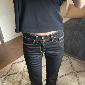 Eytys jeans  - Säljer mina snygga Eytys jeans. Använda väldigt få gånger så de är i väldigt bra skick. De är i en mörkblå färg som nästan ser lite svart ut💙