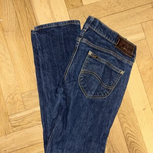 Lågmidjade Lee Jeans - Superfina lågmidjade Lee jeans i toppenskick! Passar nog bra på en XS🫶🏻