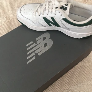 Skor - Jättefina new balance skor som tyvärr inte kommer till användning, dem är använda ungefär 3 ggr lådan får man med strl 37 500kr, nypris 1100kr 