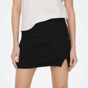 Kjol från Gina - Tight kjol med slits från Gina, strl XS. Resår i midjan. Nyskick!