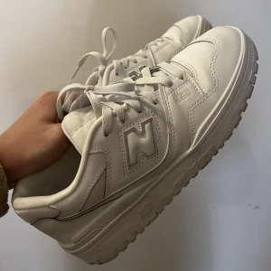 New balance 550 - Vita new balance 550 som är använda ett fåtal gånger. Bra skick och inte ingångna sulor. Lite stora i storleken! 